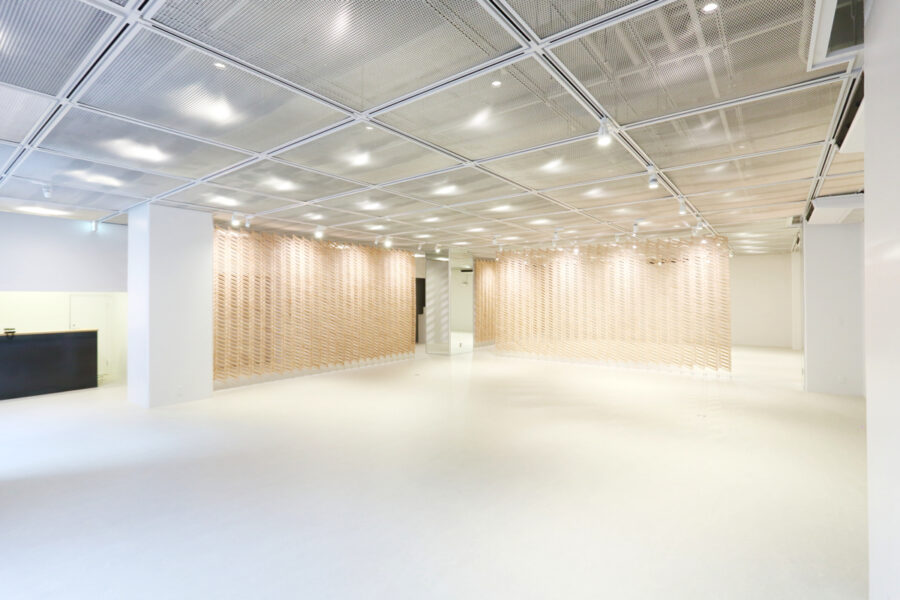 木製ハンガーのパーツが生む柔らかな表情のスクリーン – 山﨑 健太郎