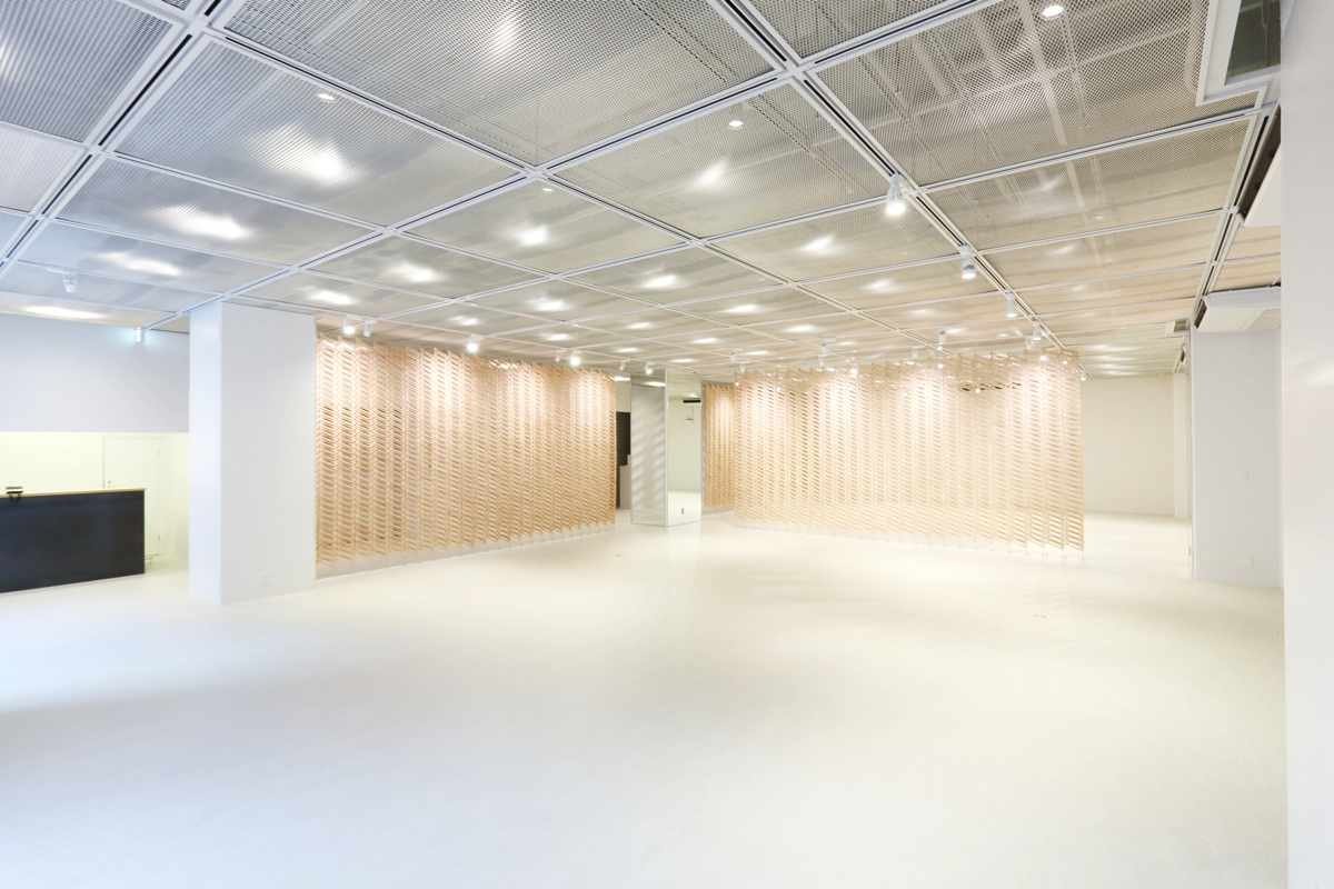 木製ハンガーのパーツが生む柔らかな表情のスクリーン – 山﨑 健太郎