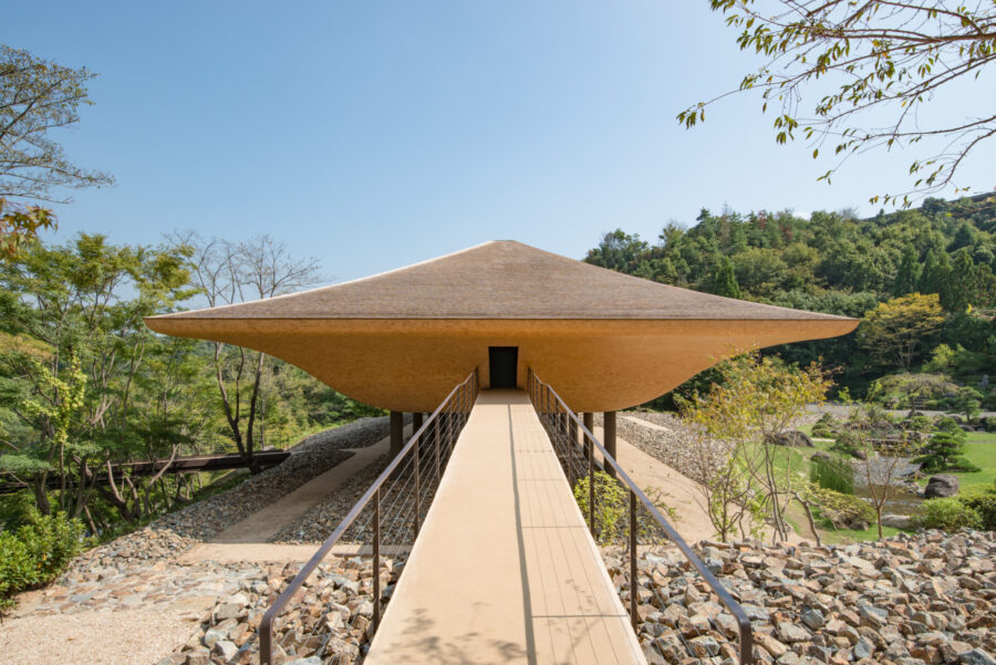 建物の造形に寄り添う橋 – 名和 晃平
